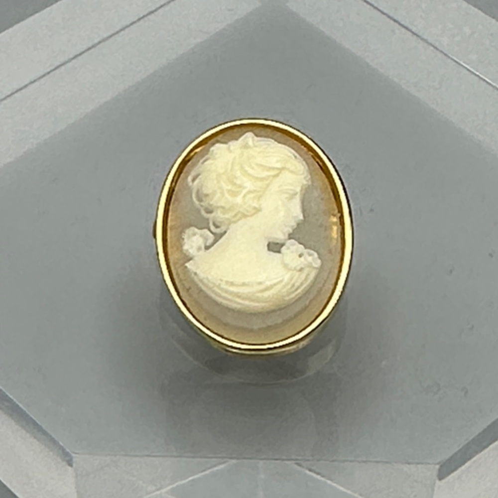 Classic Cameo Brooch in Cream and Gold